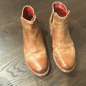 Bedstu Yurisa tan rustic booties size 9- barely worn! Excellent brand💓